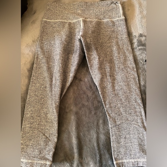 Lululemon crop leggings size 6 - Picture 4 of 6